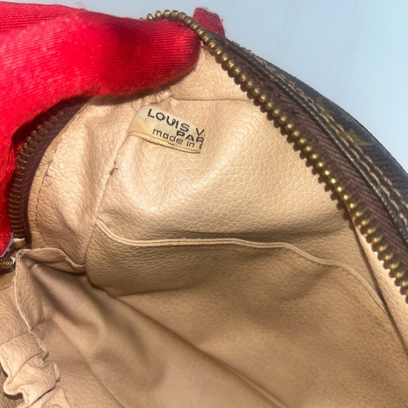 Louis Vuitton Trousse 23 Unisex 
Brown Monogram Canvas Cosmetic Bag - Picture 10 of 12